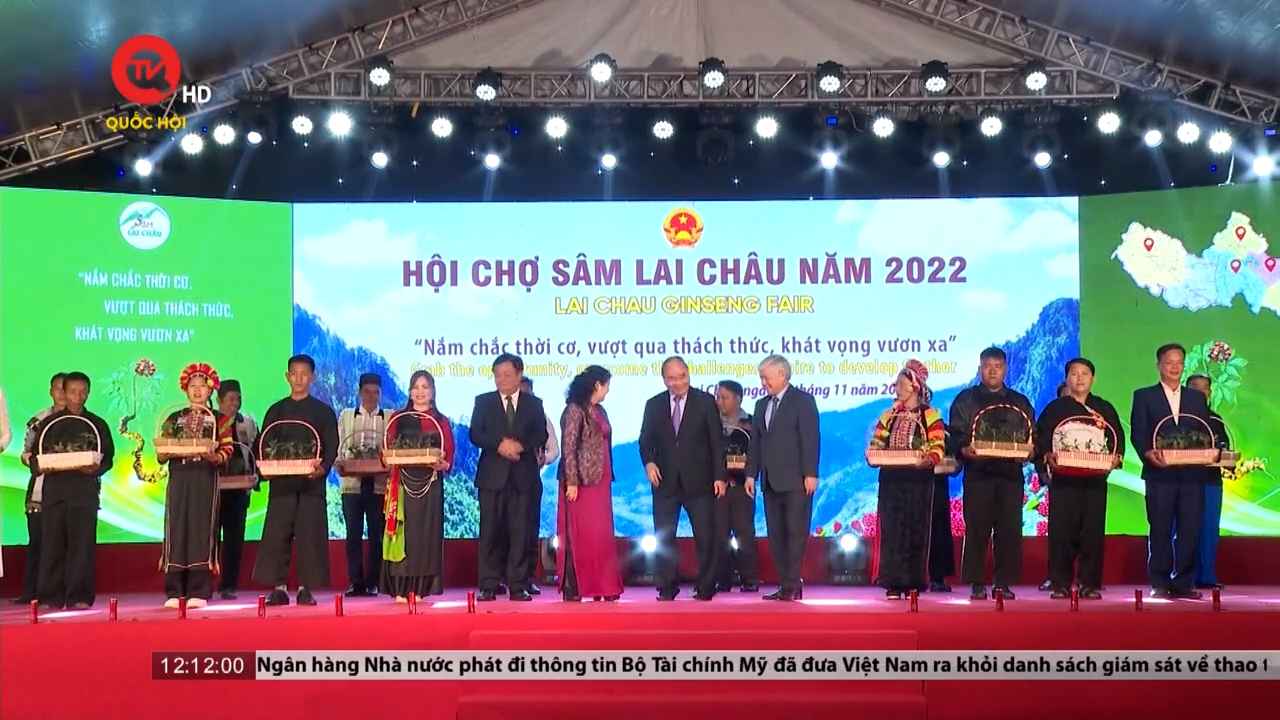 Chủ tịch nước Nguyễn Xuân Phúc dự Hội chợ Sâm Lai Châu