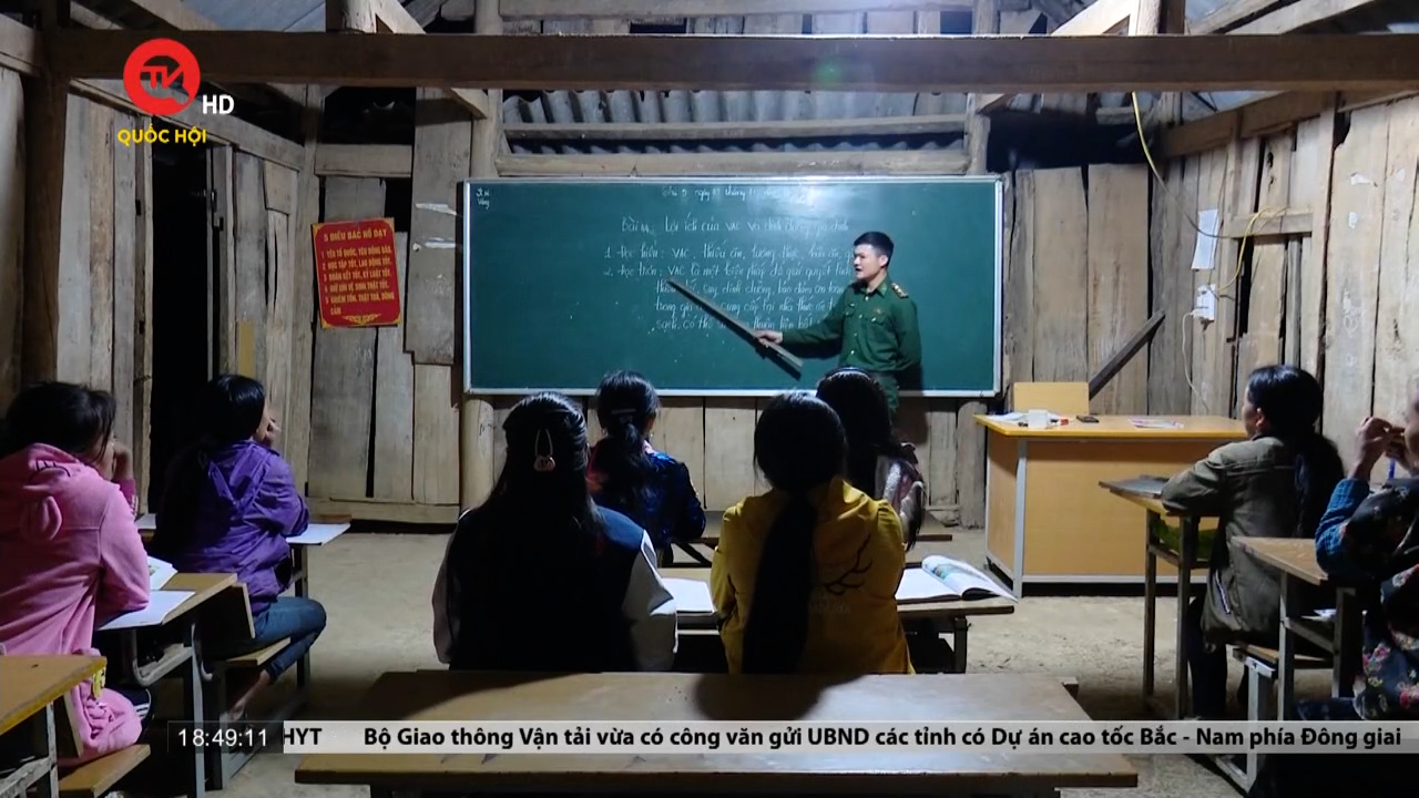 Lớp học xoá mù chữ rộn ràng trên đỉnh Pu Hao