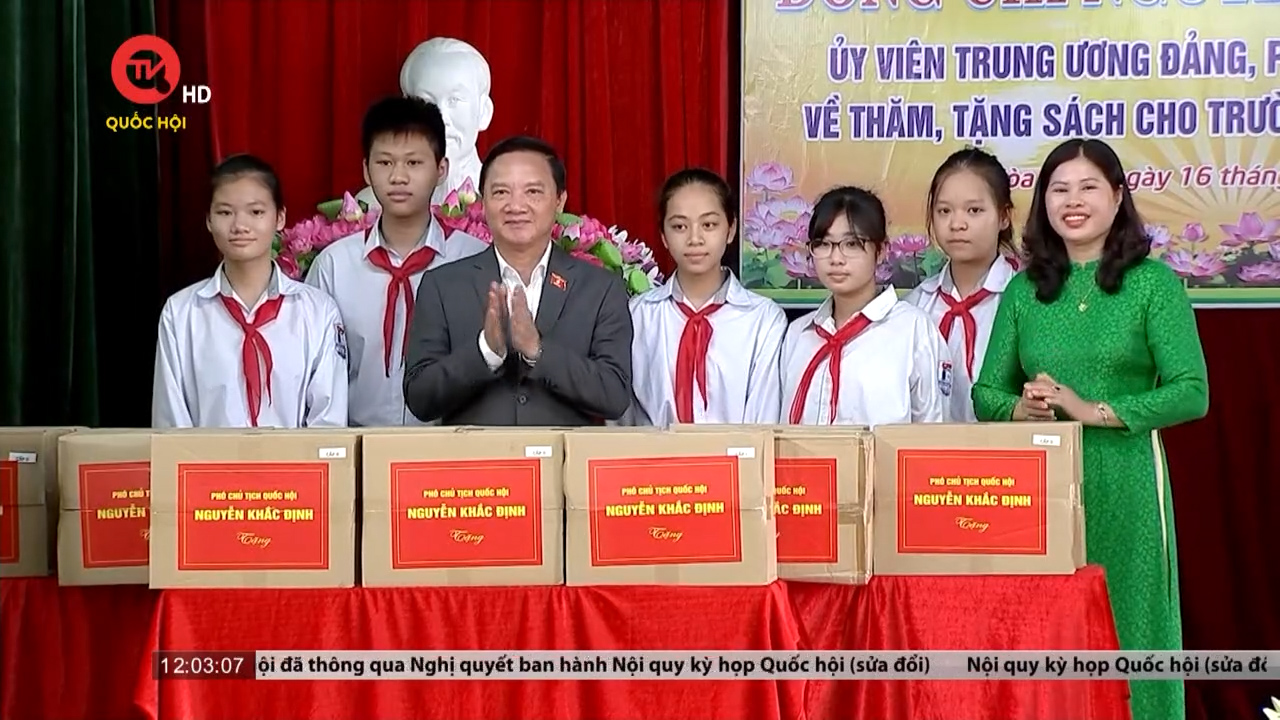 Phó Chủ tịch Quốc hội Nguyễn Khắc Định thăm trường Tiểu học và Trung học cơ sở Hòa Bình