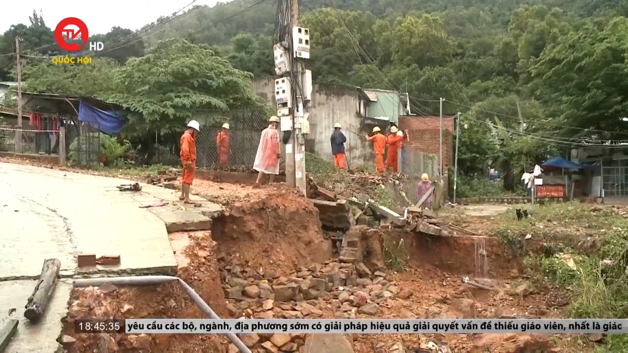 Bình Định: Nhiều khu vực sạt lở nghiêm trọng vì mưa lớn