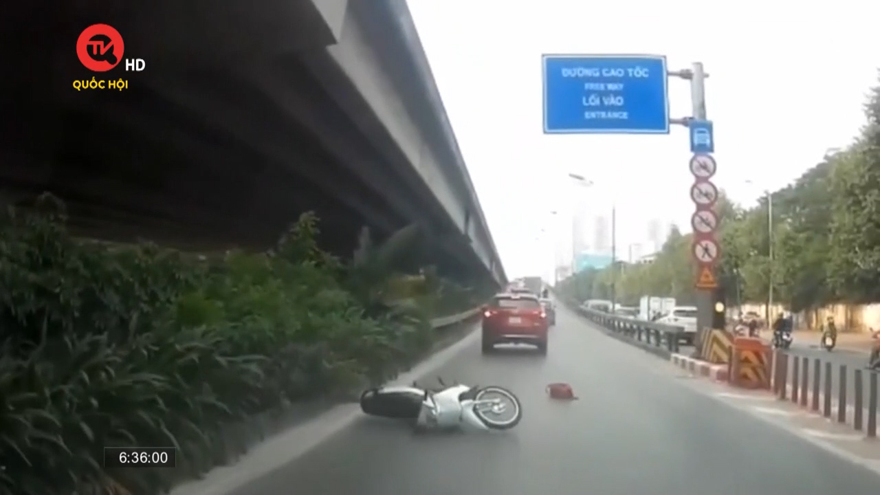 Điểm mù giao thông: Quay đầu ngược chiều, xe máy gặp họa đâm vào đầu ô tô