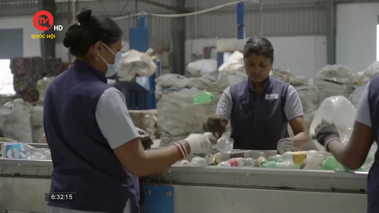 Ấn Độ: Tạo công ăn việc làm cho người nghèo từ công việc tái chế rác thải nhựa