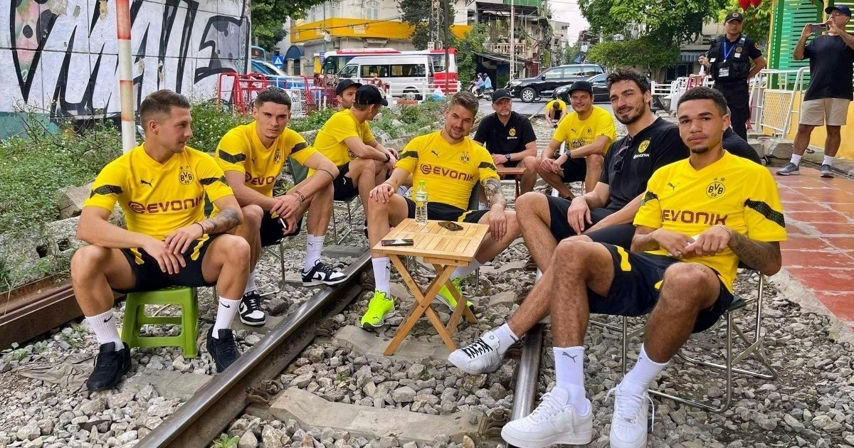 Xác minh hình ảnh cầu thủ Dortmund thưởng thức cà phê đường tàu Hà Nội