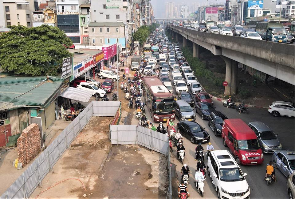 Hà Nội: Lô cốt đường Nguyễn Xiển được thu hẹp, người dân có thêm 3m lưu thông