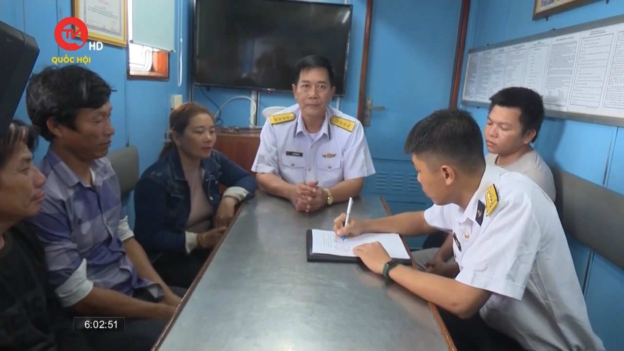 Vùng 4 hải quân đưa 9 ngư dân Quảng Ngãi bị chìm tàu ở Trường Sa vào đất liền