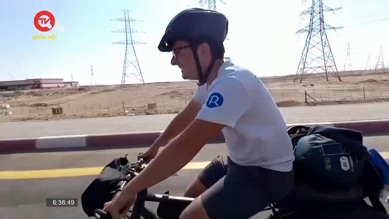 Đôi bạn đạp xe gần 7.000km đến Qatar xem World Cup