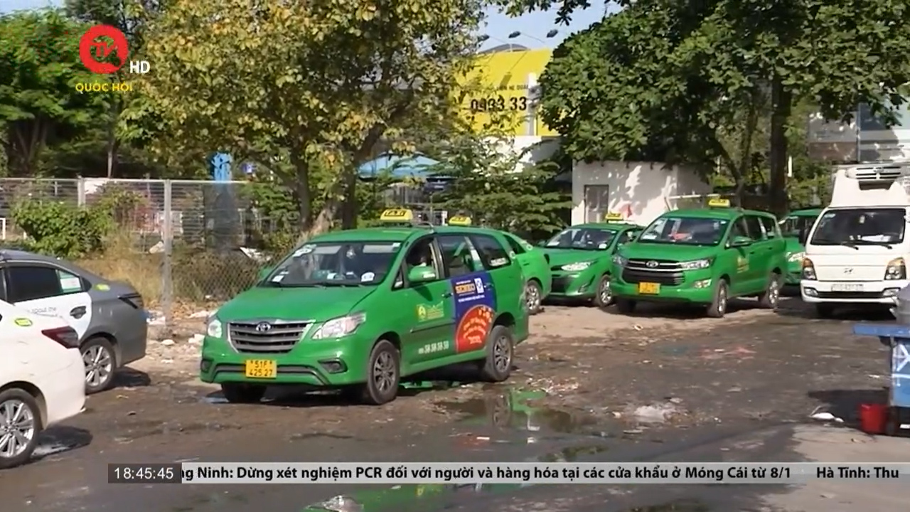 Thành phố Hồ Chí Minh: Bên hơn 3.000 m2 đất bỏ hoang, bên hàng loạt taxi ùn ứ chen lấn
