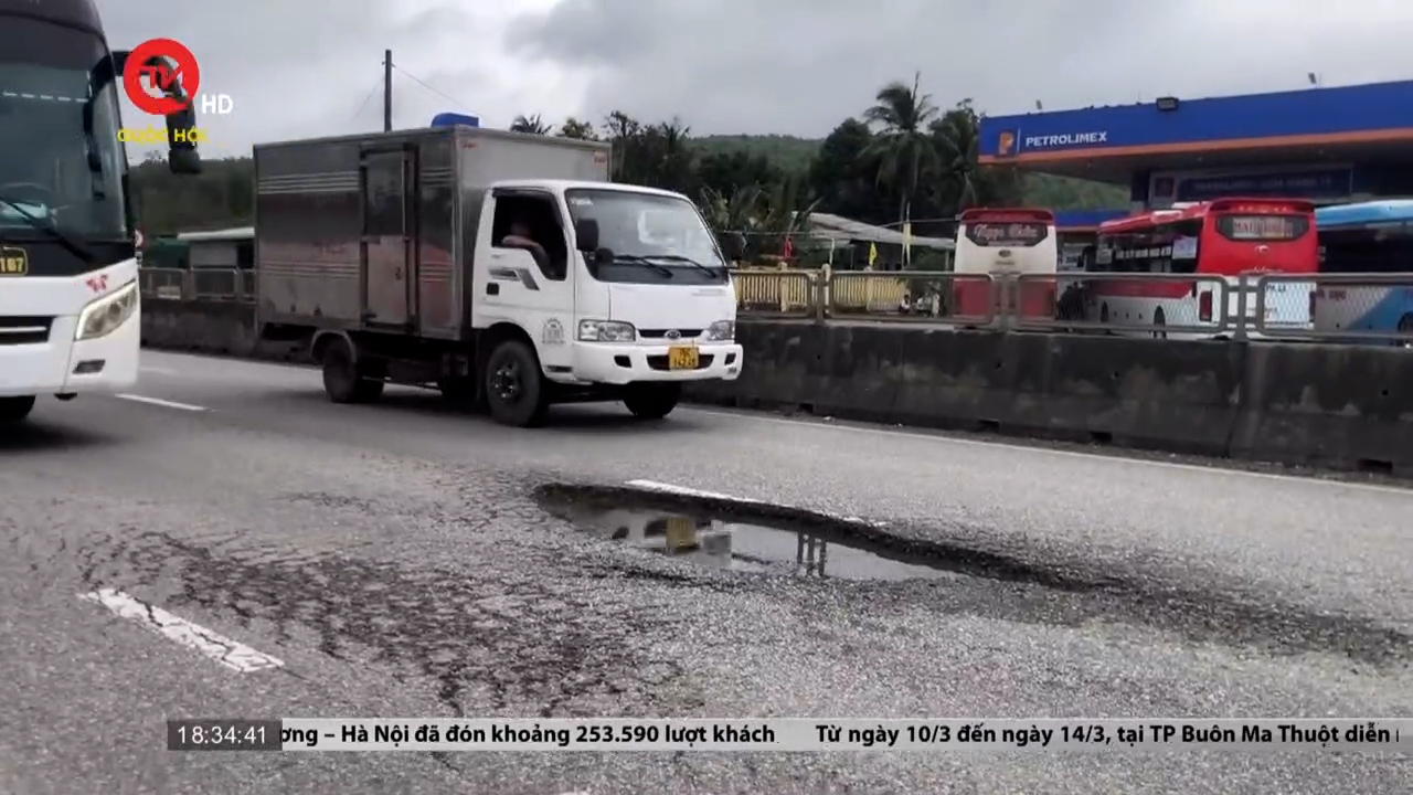 Quảng Ngãi: "Bẫy" ổ gà, ổ voi trên Quốc lộ 1 chậm sửa chữa, người dân sơ hở là gặp tai nạn
