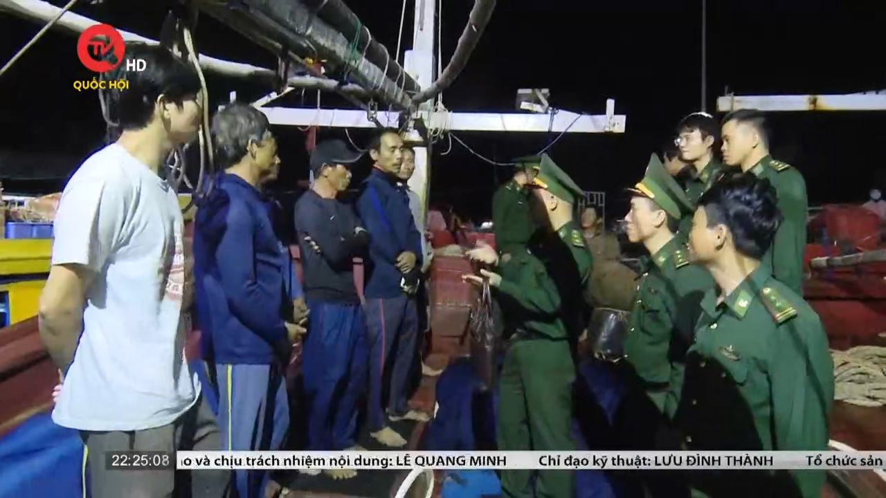 Cứu sống 8 ngư dân Quảng Ngãi bị chìm tàu trên vùng biển Trường Sa