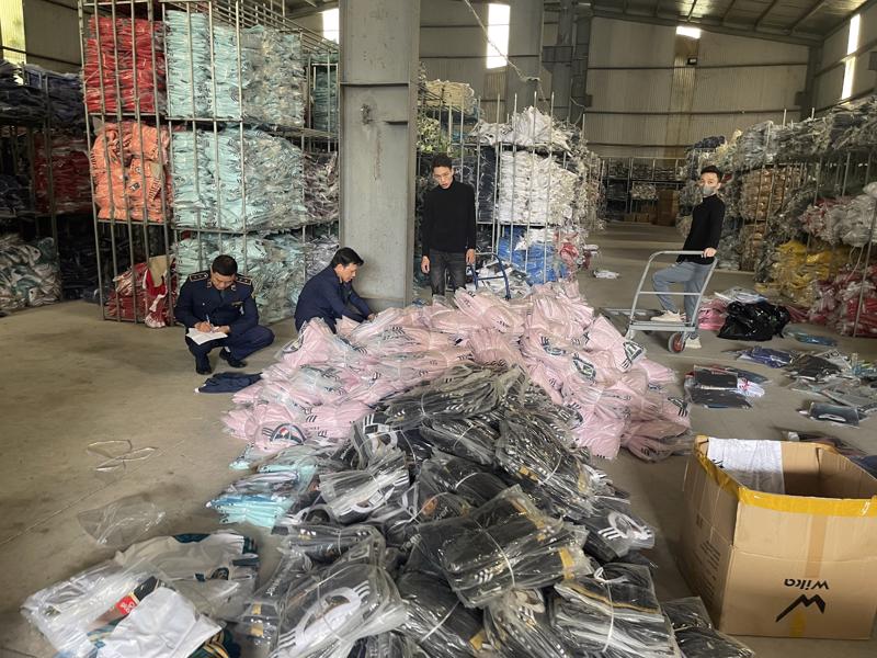 Thu giữ gần 30.000 bộ đồ thể thao Adidas, Nike siêu rẻ tại Hà Nội