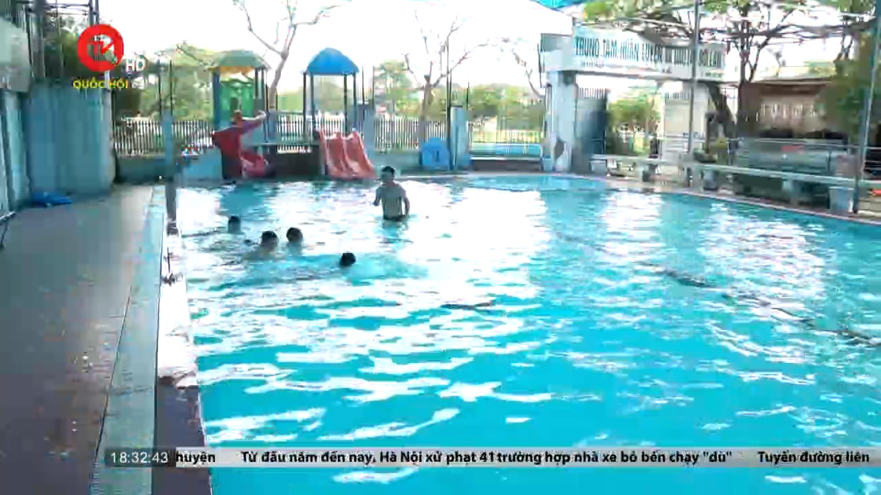 Không chỉ dạy trẻ biết bơi mà phải biết bơi an toàn