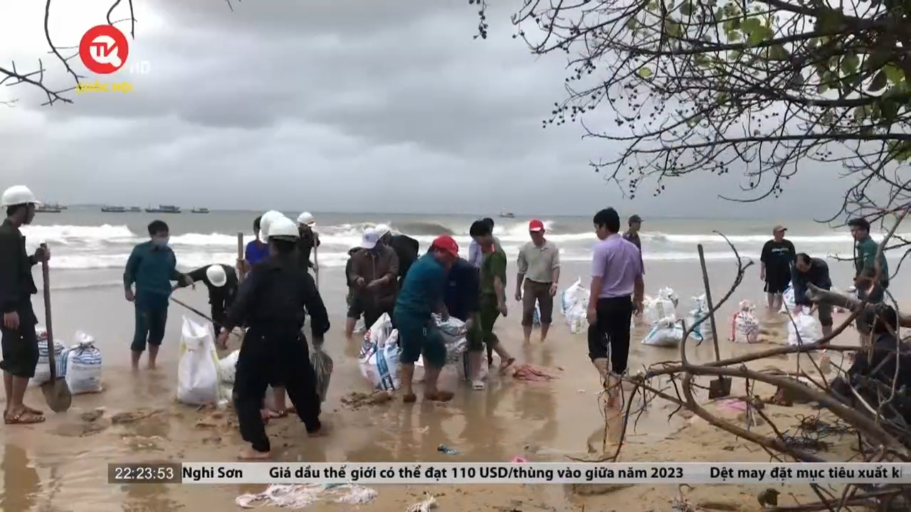 Phú Yên: Triều cường kèm sóng lớn uy hiếp các khu dân cư ven biển