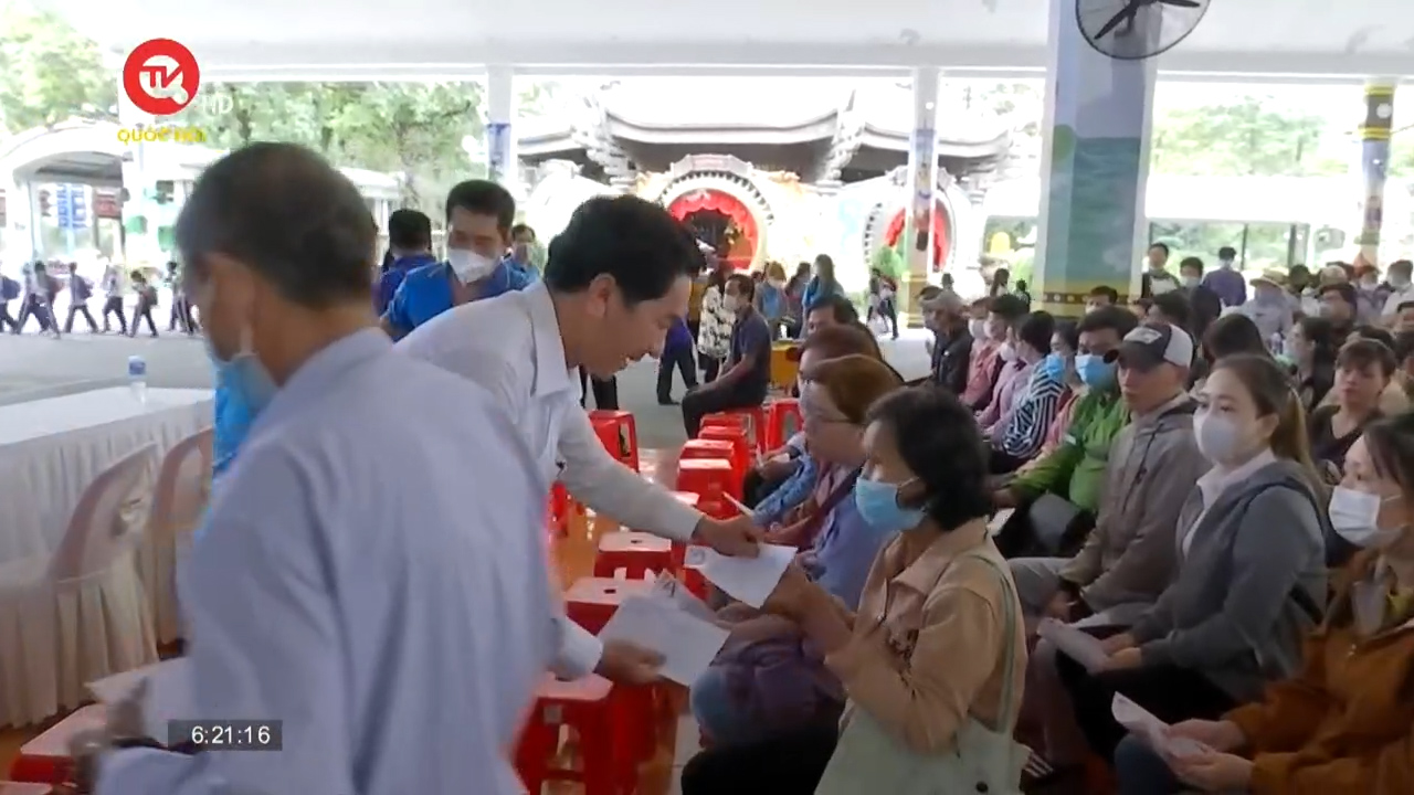 TP.Hồ Chí Minh: Trao tặng gần 2000 phần quà tết cho công nhân tại TP.Thủ Đức
