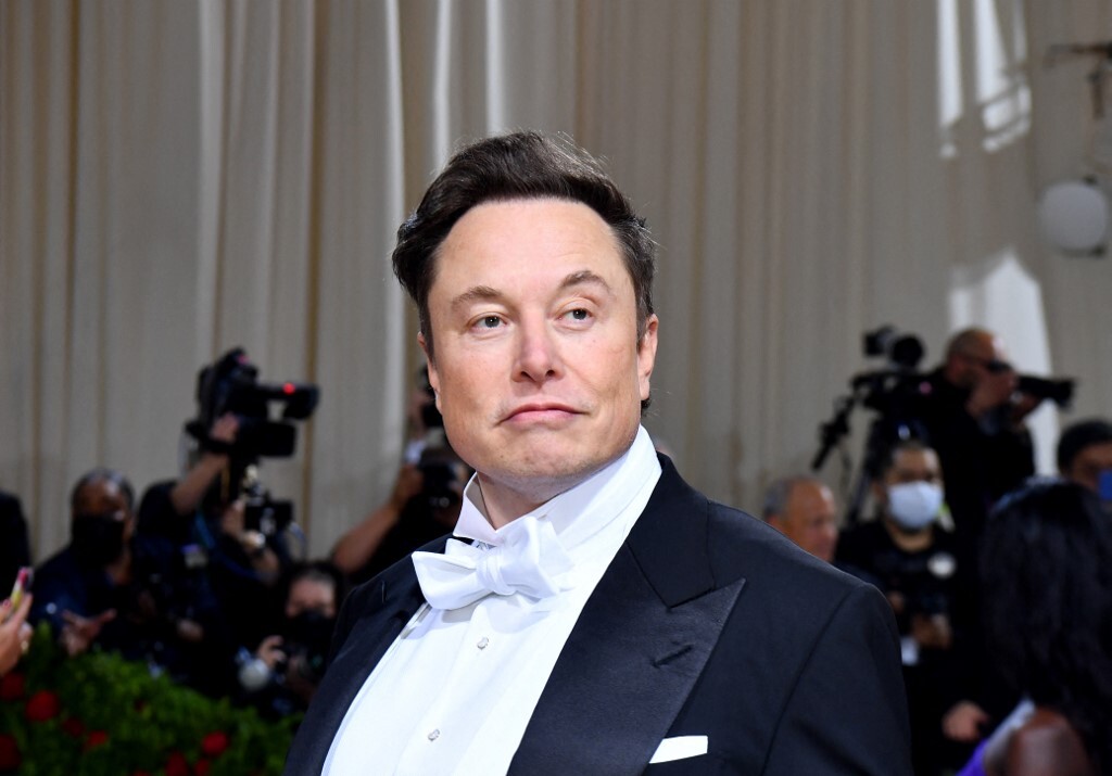Elon Musk "tuột" mất danh hiệu người giàu nhất thế giới trong vài giờ đồng hồ