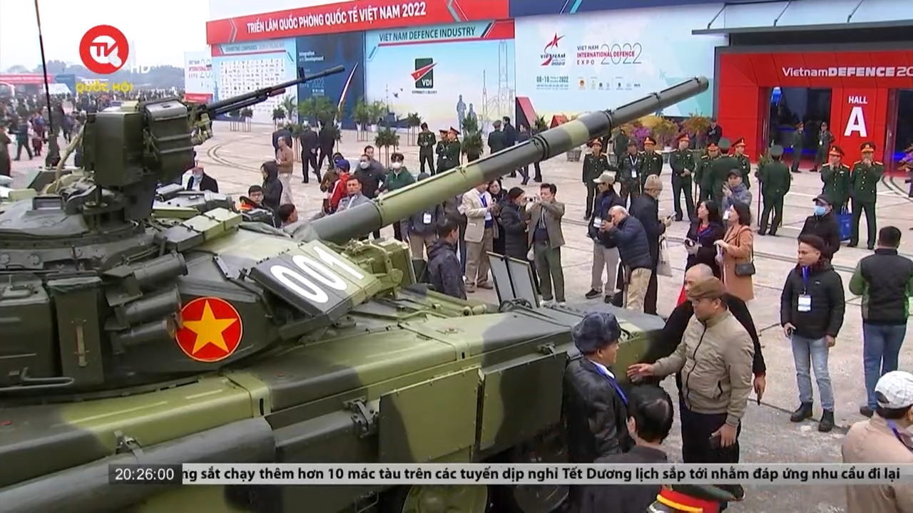 Người dân xếp hàng xem vũ khí quân sự hiện đại tại Triển lãm Quốc phòng quốc tế Việt Nam 2022