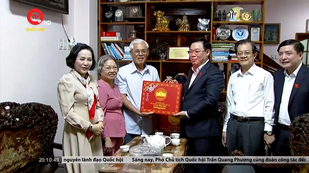 Chủ tịch Quốc hội Vương Đình Huệ thăm, chúc tết cán bộ lão thành cách mạng tại An Giang