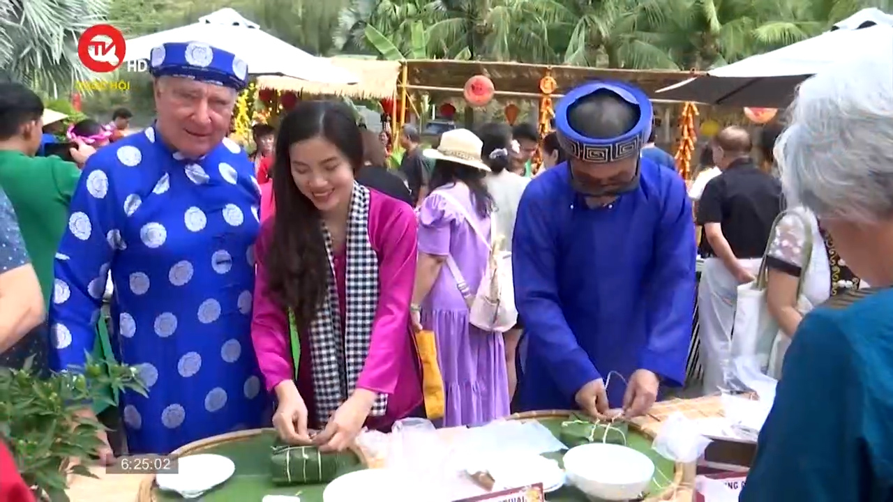 Du khách tìm hiểu Tết Việt qua lễ hội gói bánh chưng