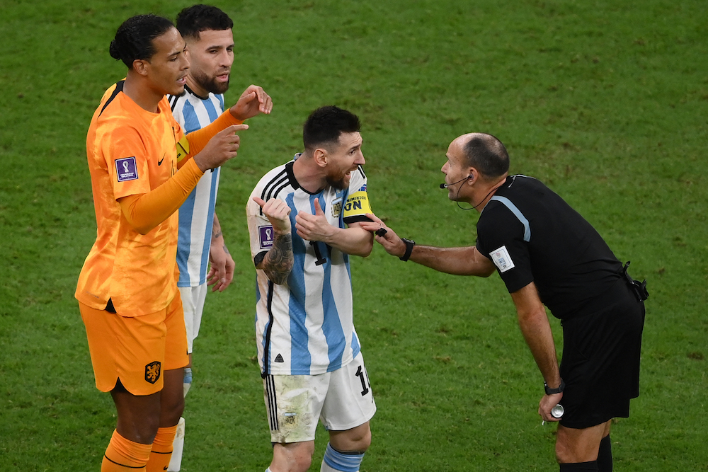 Trọng tài bị Messi chỉ trích hết cơ hội cầm còi tại World Cup 2022