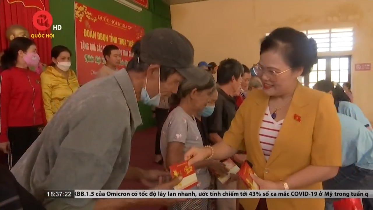 Đoàn Đại biểu Quốc hội Thừa Thiên Huế tặng quà Tết cho các gia đình khó khăn