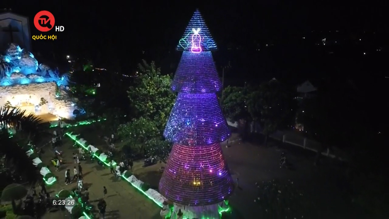 Độc đáo cây thông Noel làm bằng phế liệu ở Đồng Nai
