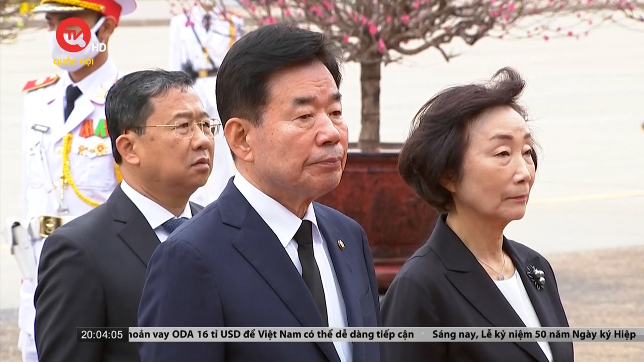 Đoàn Chủ tịch Quốc hội Hàn Quốc vào lăng viếng Chủ tịch Hồ Chí Minh