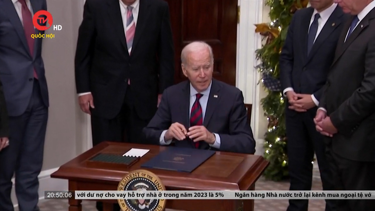 Tổng thống Biden ký ban hành luật ngăn chính phủ đóng cửa