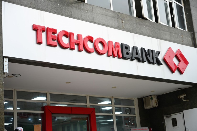 Dù cổ phiếu "bốc hơi" 700 triệu USD, lương nhân viên Techcombank vẫn cao nhất hệ thống