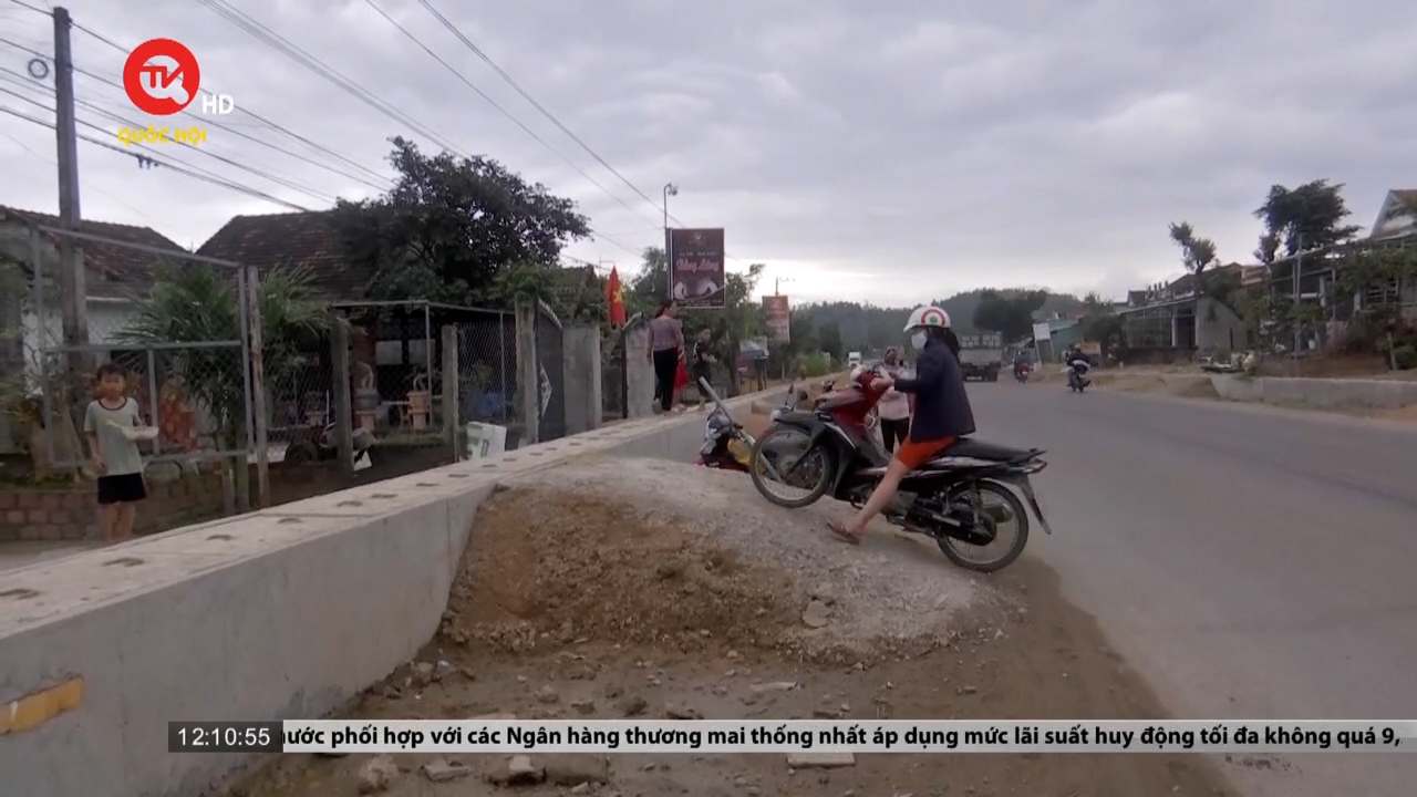 Bình Định: Nhà dân biến thành hầm vì mặt đường mới cao hơn nền nhà gần 2m