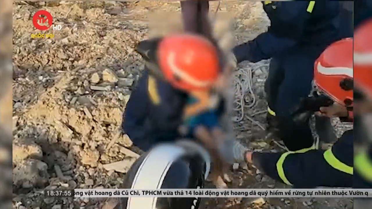Giải cứu bé gái 5 tuổi rơi xuống hố sâu hơn 10 mét