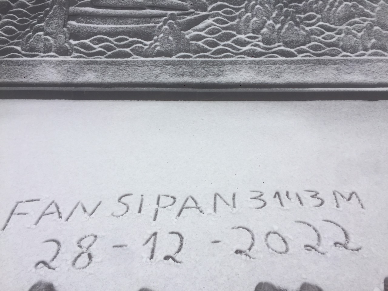 Sáng 28/12, tuyết rơi dày đặc trên đỉnh Fansipan