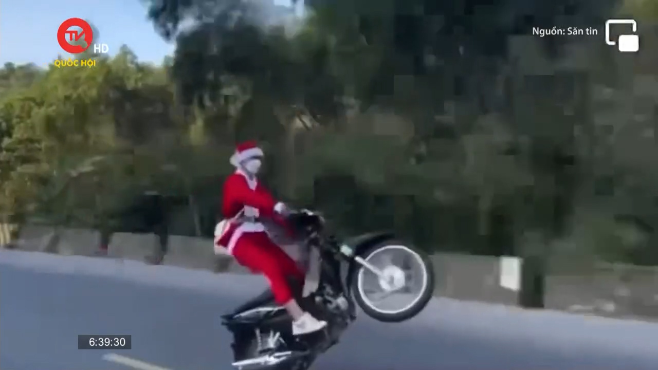 Điểm mù giao thông: “Ông già Noel" biểu diễn bốc đầu xe máy