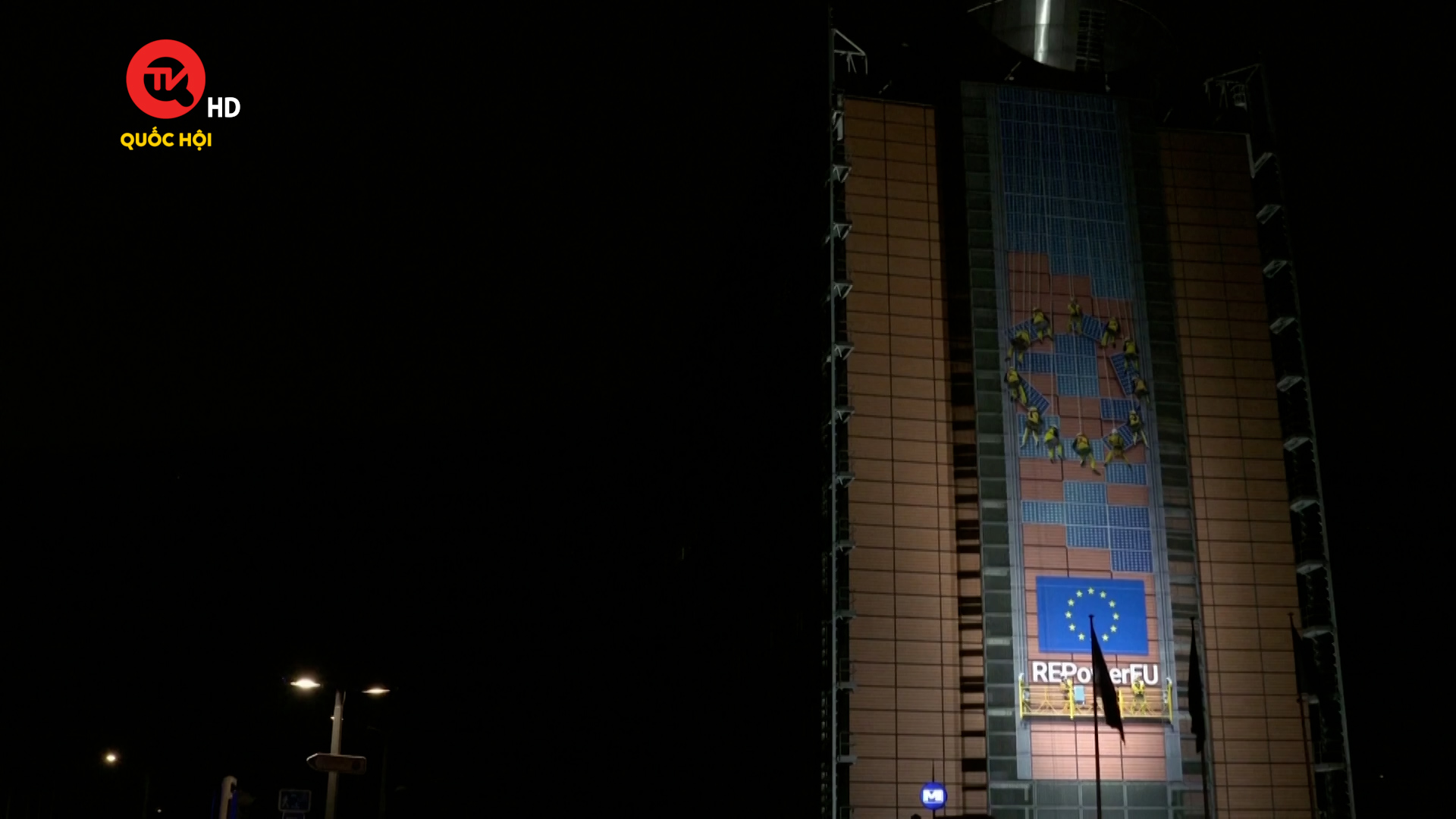 Tòa nhà EU tắt đèn thể hiện tình đoàn kết với Ukraine