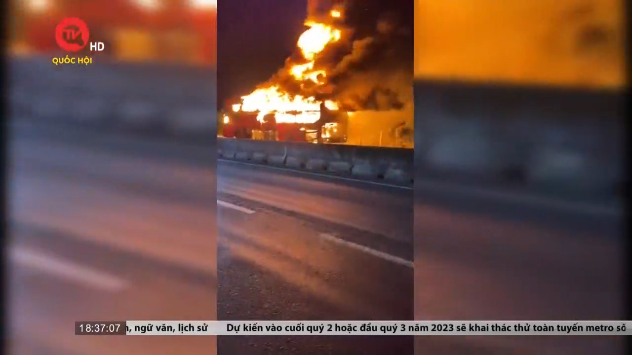 Bình Thuận: Xe khách cháy rụi, nhiều hành khách thoát chết