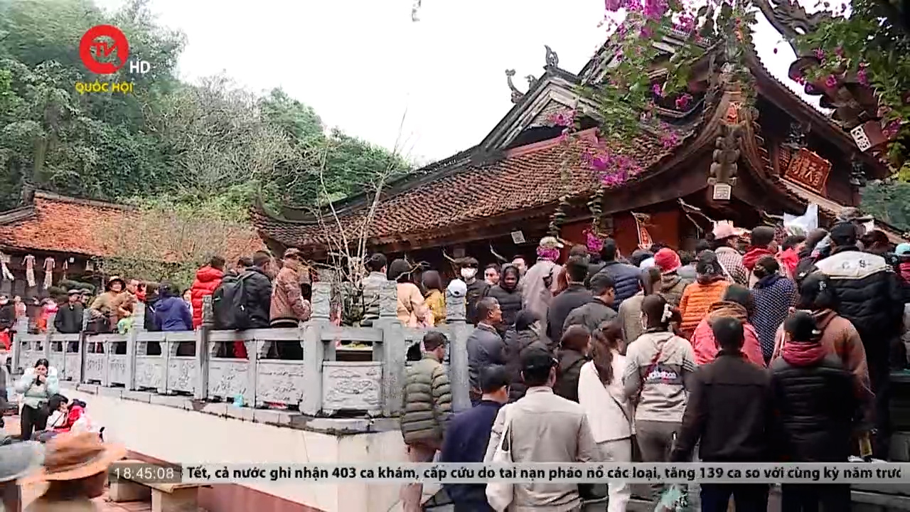 Hàng vạn người dân đổ về chùa Hương trong ngày đầu khai hội