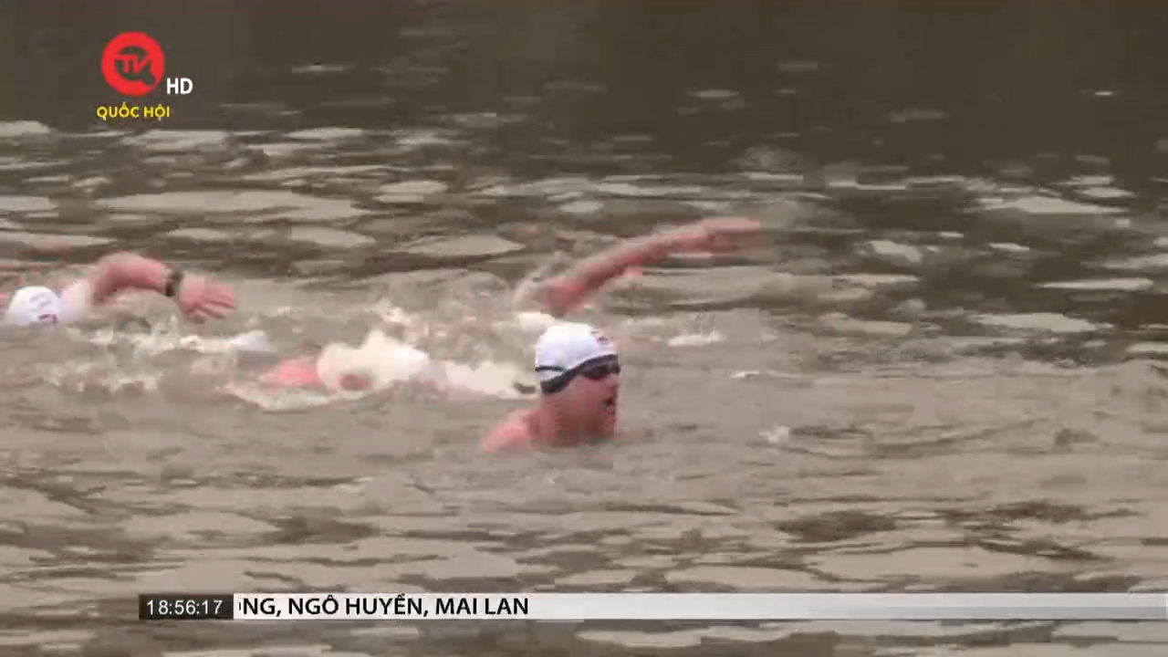 Hàng trăm người thi bơi qua sông lạnh cóng, nhiệt độ 5 độ C