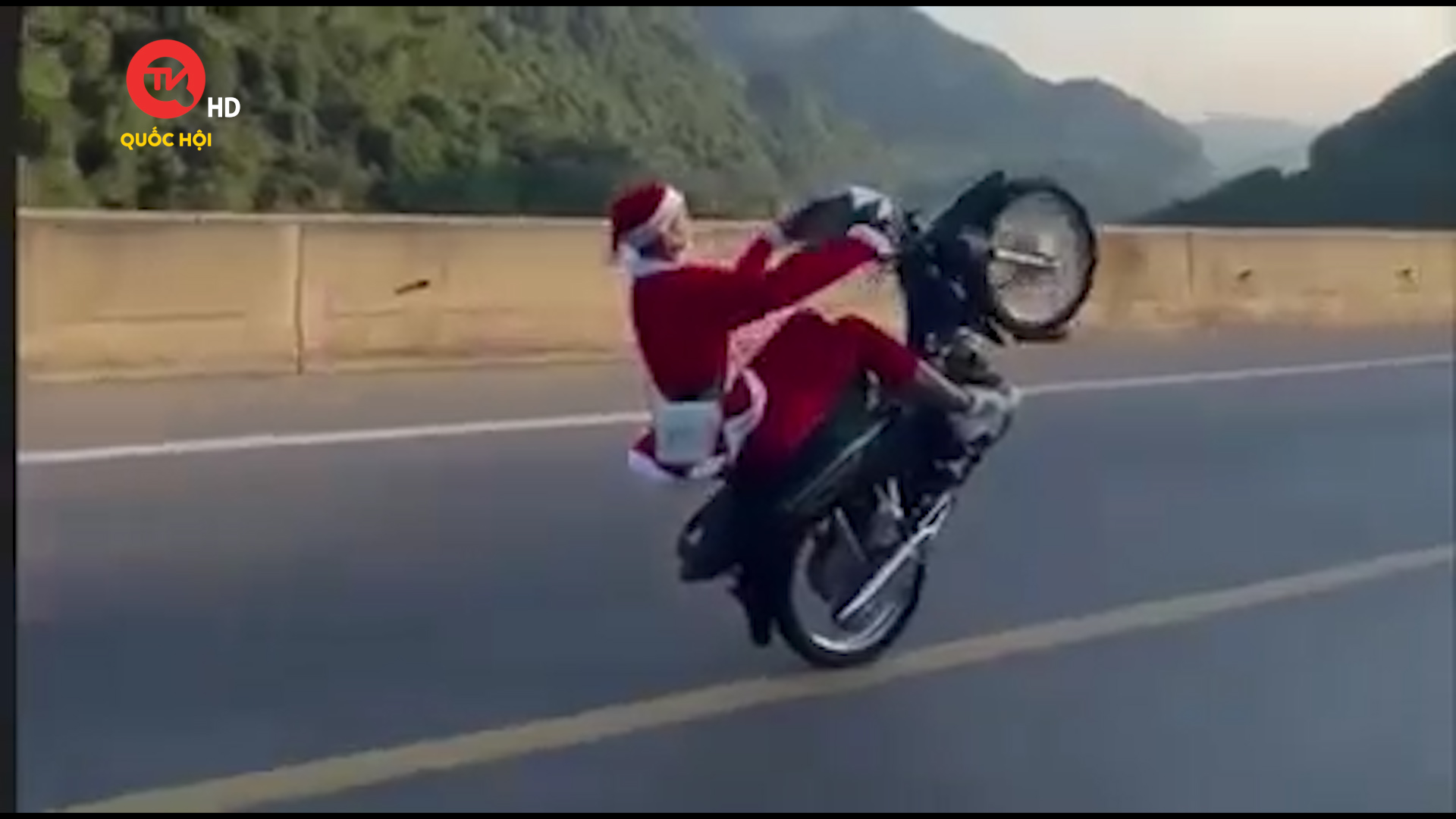 Bắt tạm giam "ông già Noel" bốc đầu xe máy ở Thái Nguyên