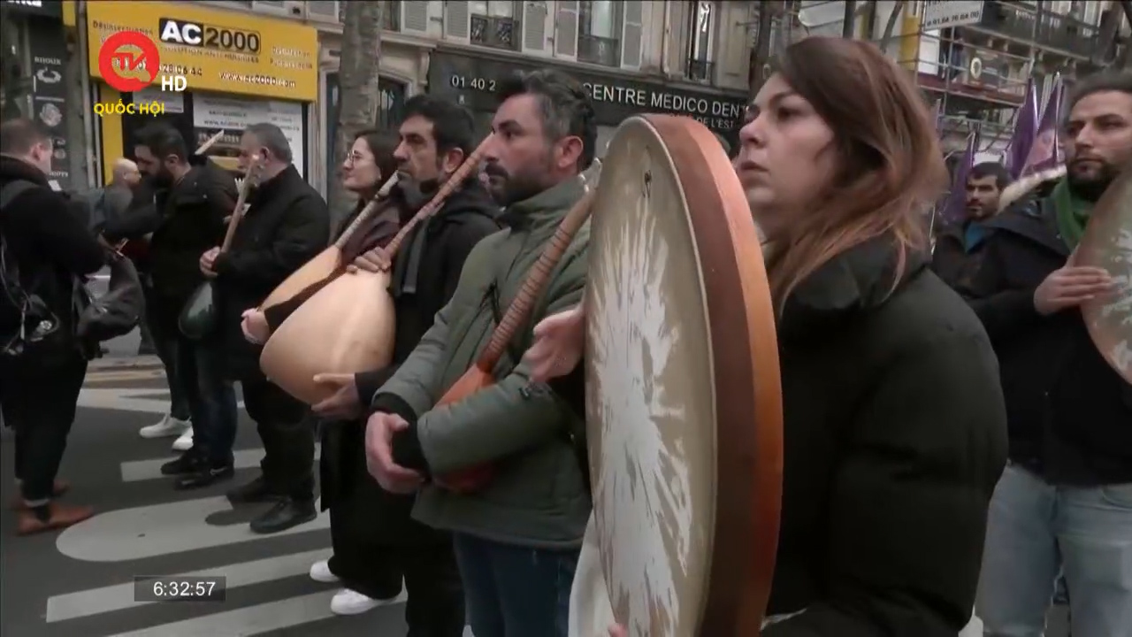 Cộng đồng người Kurd tuần hành ở Paris để tưởng nhớ các nạn nhân vụ xả súng