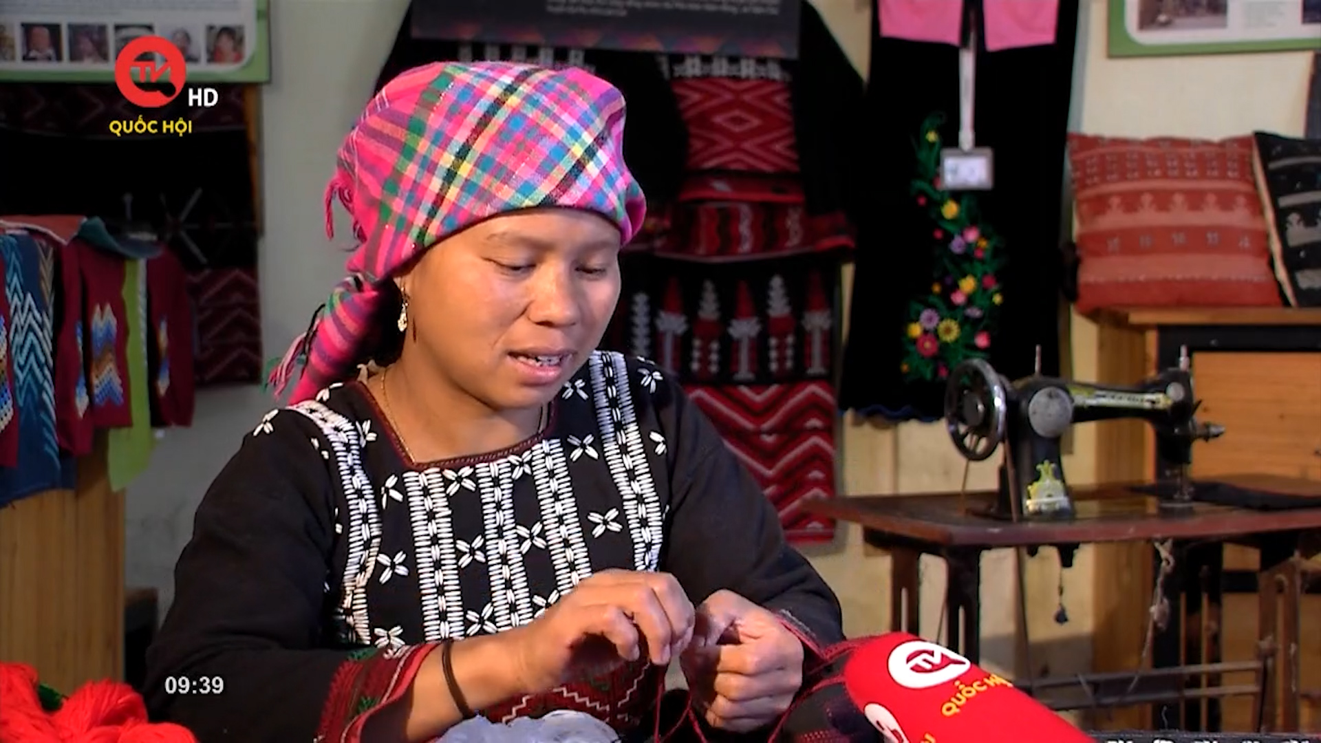 Muôn màu cuộc sống: Bảo tồn trang phục truyền thống các dân tộc Lào Cai