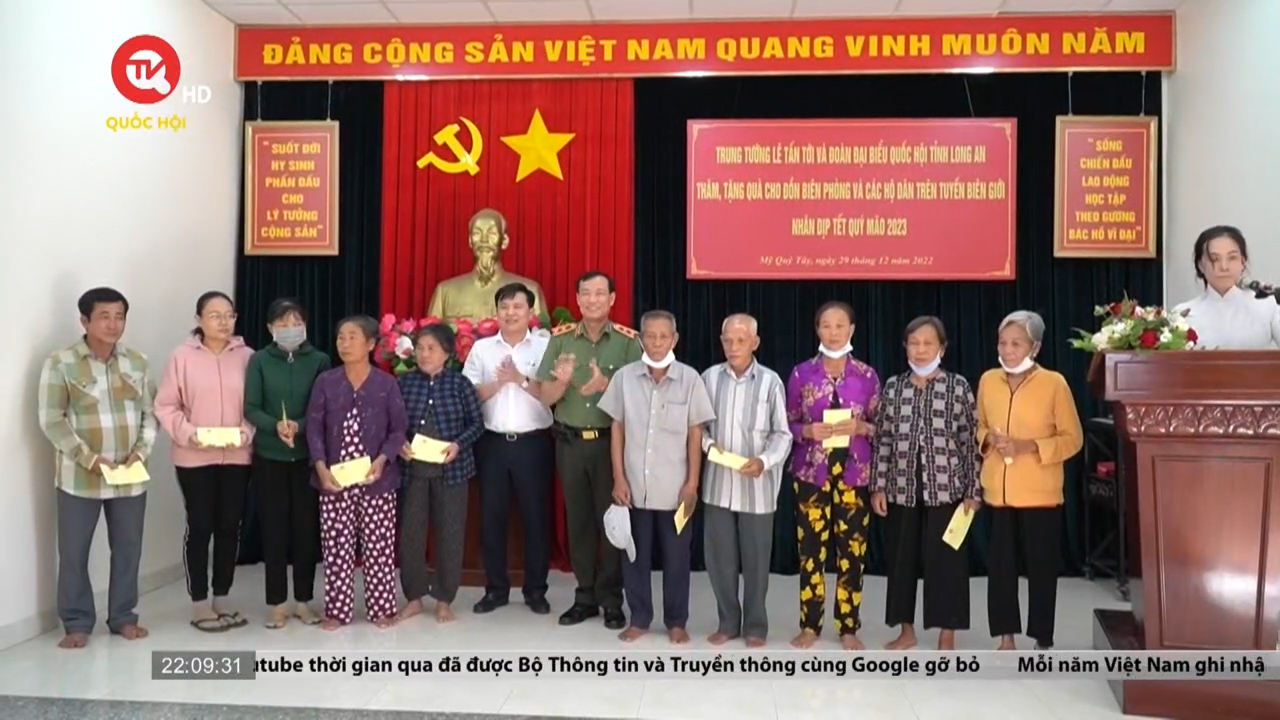 Chủ nhiệm Ủy ban Quốc phòng và An ninh của Quốc hội tặng quà tết tại tỉnh Long An
