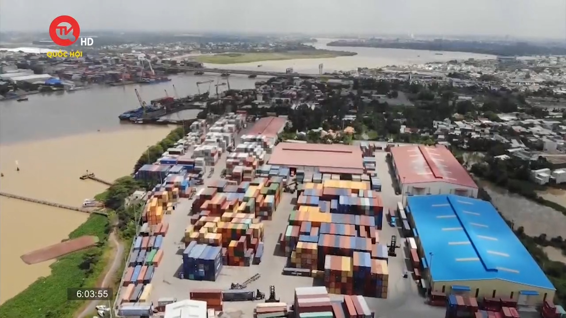 Hàng thông qua cảng biển Việt Nam tăng 4%
