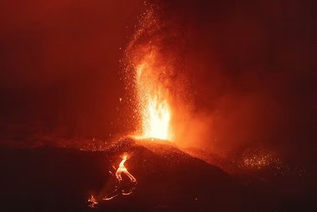 Núi lửa Lascar ở miền Bắc Chile bất ngờ phun trào dữ dội