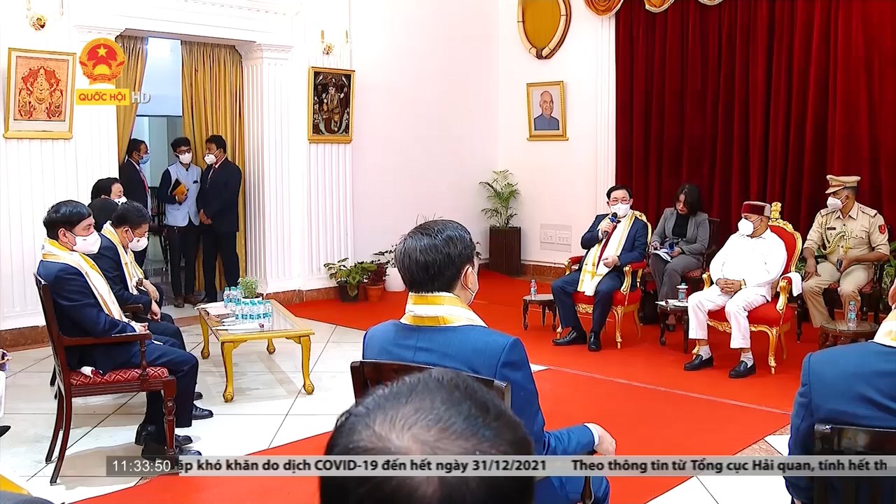 Chủ tịch Quốc hội Vương Đình Huệ gặp Thống đốc Bang Karnataka, Ấn Độ
