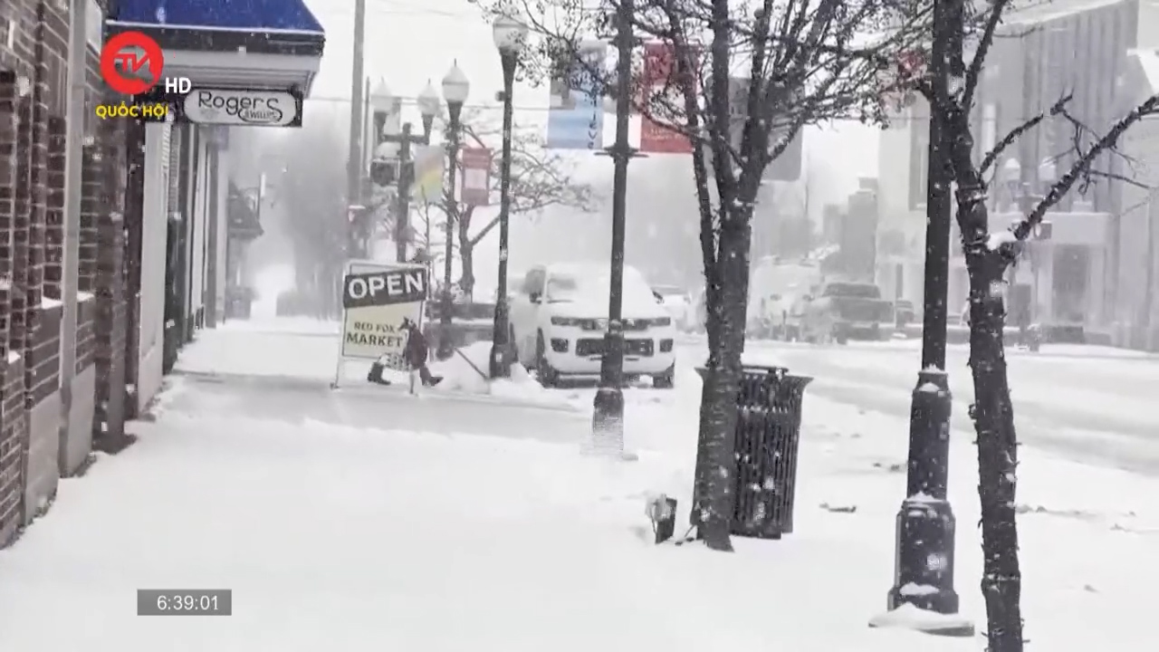 Bão tuyết khiến giao thông tại Mỹ đình trệ