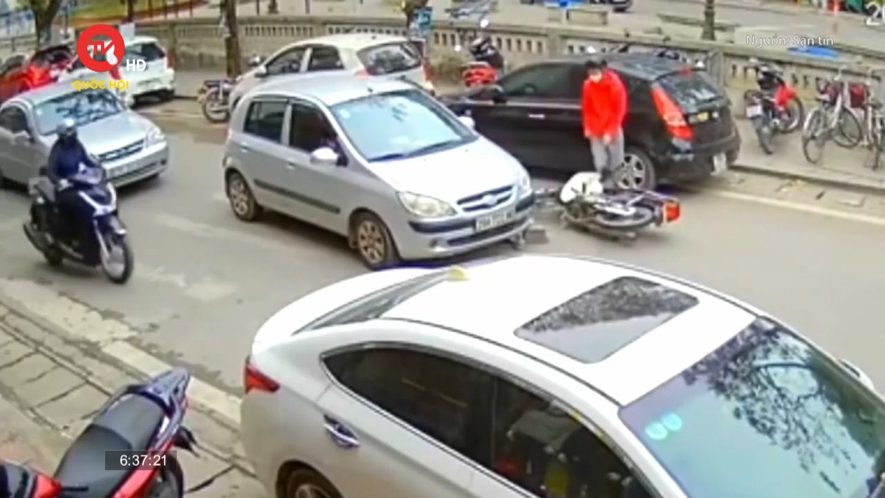 Điểm mù giao thông: Lấn làn, ô tô đâm trực diện xe máy