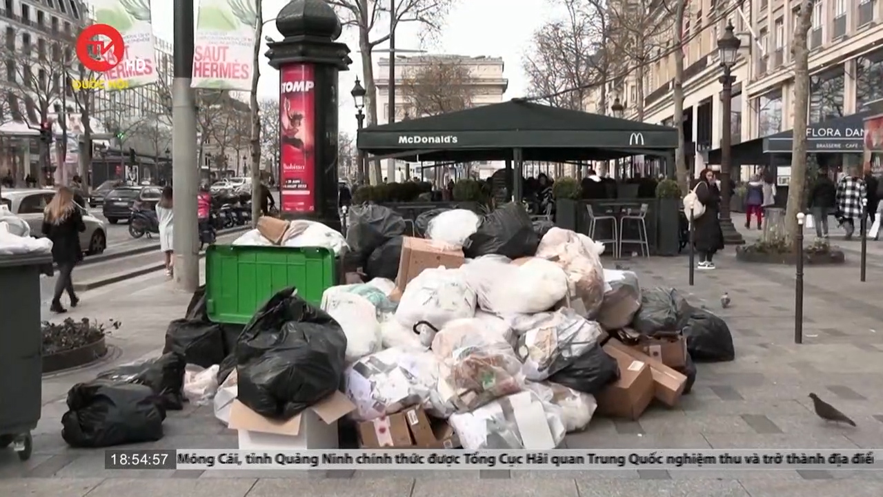 Pháp: Khách du lịch ngỡ ngàng vì "kinh đô ánh sáng" ngập trong rác