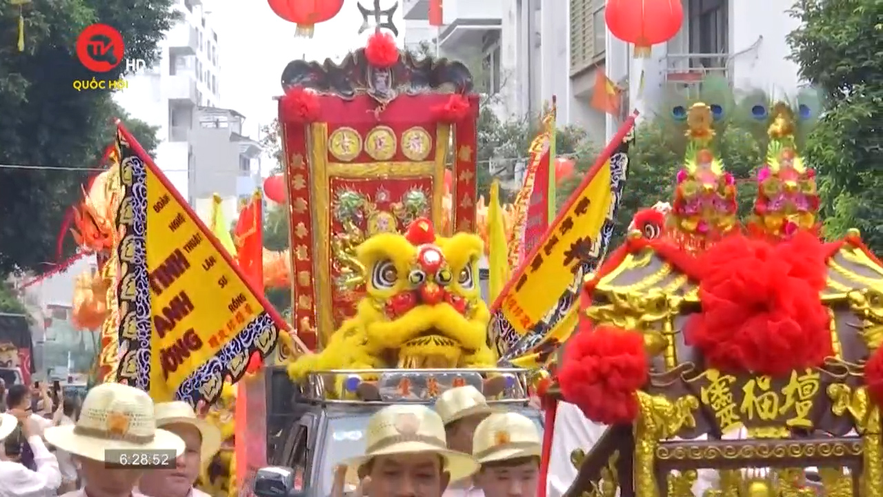1.200 người Hoa hóa trang diễu hành mừng Tết Nguyên tiêu