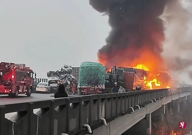 Tai nạn liên hoàn dẫn đến cháy lớn trên đường cao tốc Trung Quốc, 82 người thương vong