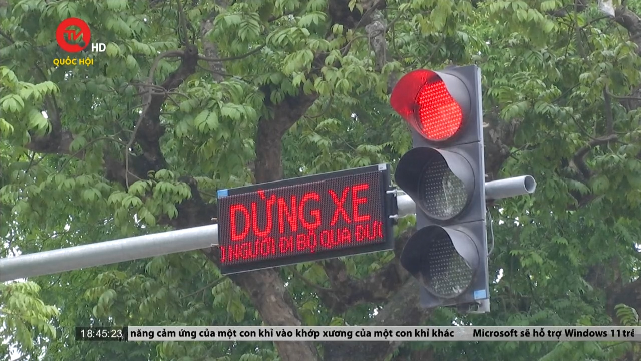 Hà Nội: Đèn tín hiệu cho người đi bộ qua đường có như không có