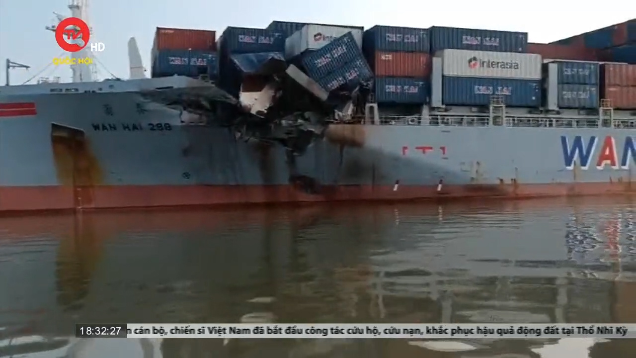 Hai tàu chở gần 2.000 container đâm nhau trên sông