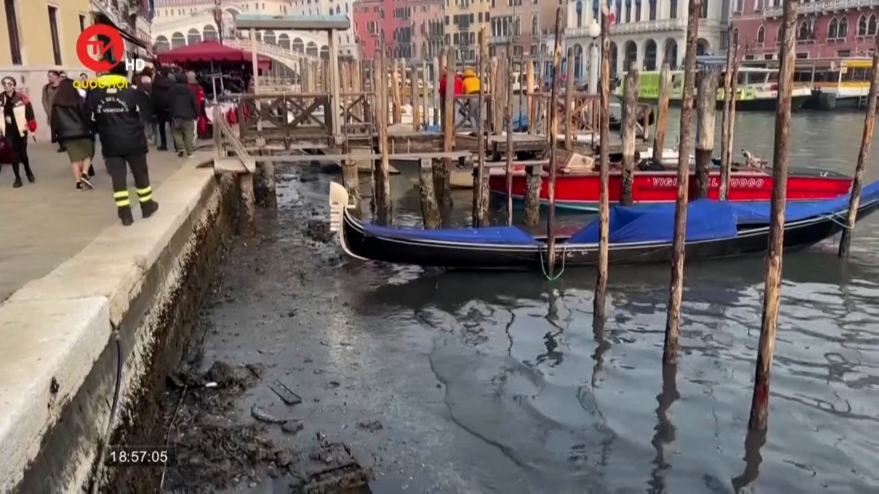 Italy: Du khách đi bộ vì Venice cạn nước